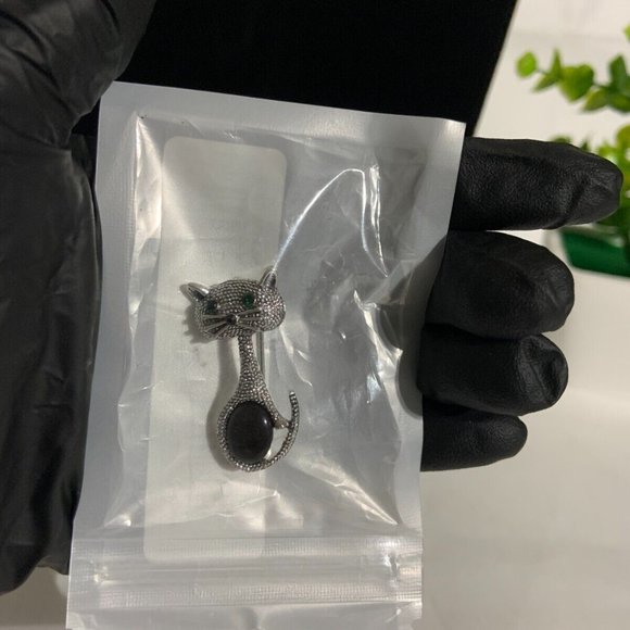 Stylish Cat Brooch Pin for Women/Men - Unique Accessory for Women - Picture 2 of 3